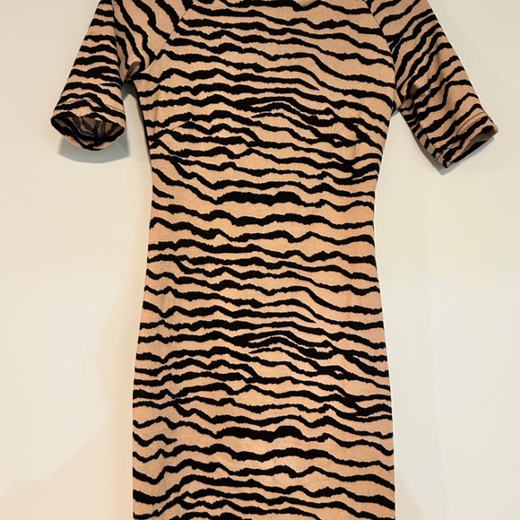 Fitted party dress - Picture 3 of 6